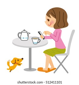 Women who smartphone while drinking coffee.