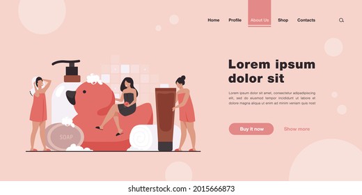 Mujeres envueltas en toallas usando esponja y jabón entre accesorios de baño, tubos y botellas de champú. Ilustración vectorial para baño, spa, rutina, concepto de higiene
