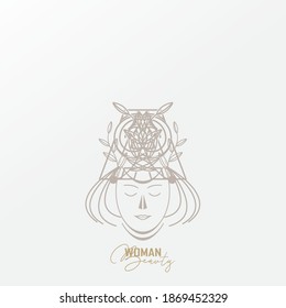 Logo de la mujer, inspirado en el logo de una mujer usando una corona natural de hojas