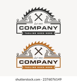 Logotipo de madera emblema ilustración vectorial con portavoz, sierra e iconos de uñas de hierro aptos para el logotipo de servicios de carpintería