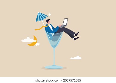 Travaillez n'importe quand, travail hybride ou horaire flexible pour choisir l'endroit et le moment où travailler, l'homme d'affaires se détache en travaillant à distance avec un ordinateur portable en verre à cocktail la nuit.