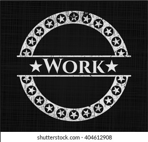 Emblema de tiza de trabajo escrito en una pizarra