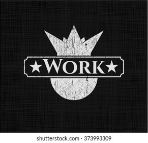 Emblema de pizarra de trabajo en tablero negro