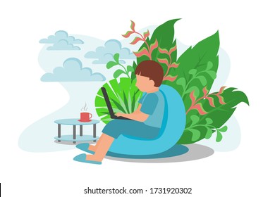 Diseño de concepto de trabajo en casa. Hombre independiente trabajando en una laptop en su casa. Ilustración de vectores sobre fondo blanco. Estudio en línea