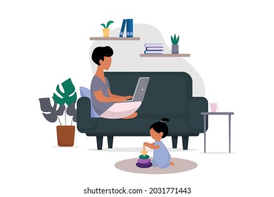 Trabajar en casa, computador independiente. Un joven usa un portátil, trabaja o estudia, sentado en su casa en el sofá, un niño juega en la habitación.
