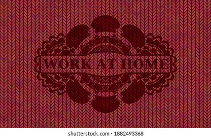 Trabajar en casa texto dentro del emblema de lana roja. Fondo elegante de tela. Ilustración artística. 