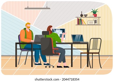 Trabajar en computadora en la oficina. Personas que trabajan con tecnología y comunicación. Comunicación en el lugar de trabajo, conversación, discusión positiva de colegas. Lluvia de ideas del personal durante el trabajo
