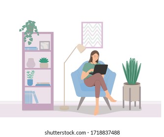 Arbeiten und studieren zu Hause, freiberuflich. Eine junge Frau mit Kopfhörern und Laptop, Wohnzimmer, Sessel, Blumen, Möbel in Pastellfarben. Arbeitsplatz im Haus, flache Vektorgrafik.