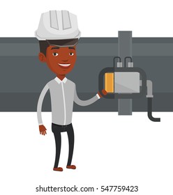 Trabajador del detector de control de plantas de refinería de petróleo en proceso de construcción. Trabajador de pie en el fondo de la canalización. Técnico manteniendo la tubería. Ilustración de diseño plana de vectores aislada en fondo blanco
