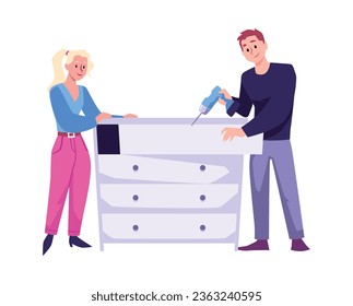 Trabajador con destornillador que monta muebles caja blanca de cajones. Mujer caricaturista ayuda a reparar al hombre carpintero. Ilustración vectorial plana aislada en blanco. Servicio de montaje de muebles