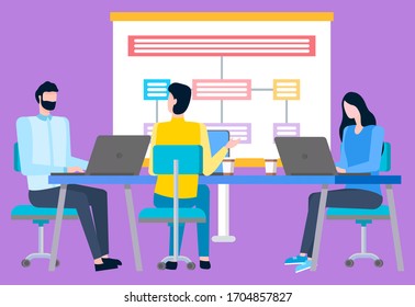 Los personajes de los trabajadores que presentan el tablero con el esquema, los compañeros de intercambio de ideas. Vectores que cooperan en equipos que trabajan en computadoras portátiles sentados en la mesa