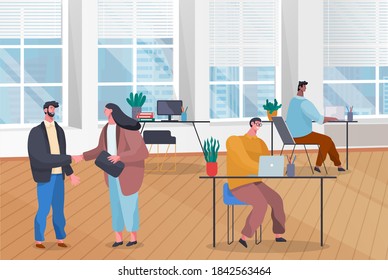 Trabajadores en el cargo, altura de la jornada laboral. Mujeres y hombres se dan la mano como señal de cooperación. Hombres trabajando en laptops. Espacioso espacio de oficinas, ventanas panorámicas, persianas, equipamiento laboral. Imagen plana