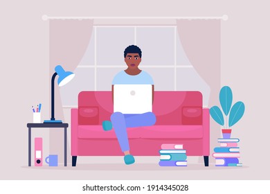 Ilustración de flujo de trabajo. Un joven trabaja en casa con una laptop. El autónomo trabaja en el sofá. Comunicación en redes sociales, correo, reunión en línea, videollamada. Ilustración vectorial en un estilo plano