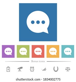 Trabajar con iconos blancos planos de chat en fondos cuadrados. 6 iconos de bonificación incluidos.