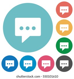 Trabajar con iconos blancos planos de chat en fondos de color redondo