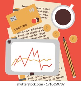 En el concepto del momento de trabajo, una taza de café, documentos, lápiz, dinero metálico, tarjeta de crédito, tableta con gráficos. Para información banners, blogs, libros de texto, sitios web sobre temas financieros. Plano.