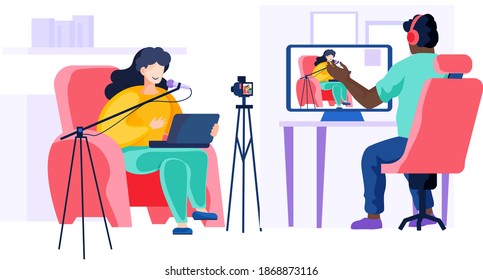 Trabajando en un estudio de grabación. La gente se comunica en el trabajo. El operador está grabando una entrevista con una chica con micrófono. Hombre y mujer filman un video con una cámara en un trípode. Formación de voz y voz