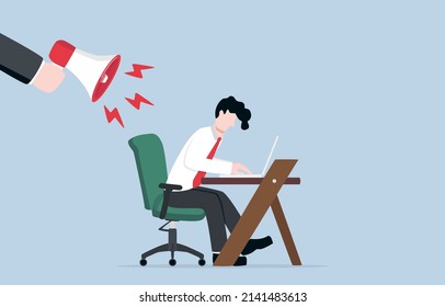 Arbeiten unter Druck, anspruchsvolle Projektfrist, Zeitmanagement-Effizienz oder Karriereverantwortung. Mitarbeiter überstürzen die Arbeit als Zeitplan, wenn Chef senden Warnton durch Megaphon.