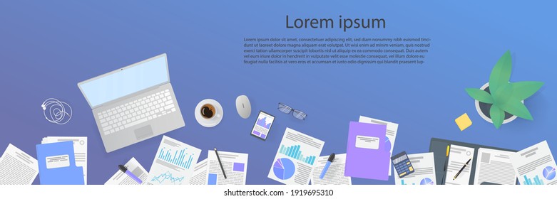 Fondo panorámico del escritorio de trabajo. Vista superior del espacio de trabajo, portátil, carpeta, documentos, bloc de notas, gafas, smartfonne, pluma, planta. Antecedentes comerciales.