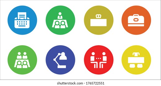 conjunto de iconos de lugar de trabajo. 8 iconos de lugar de trabajo rellenados.  Iconos modernos sencillos como: Tipo, reunión, lámpara de escritorio, escritorio, transportista