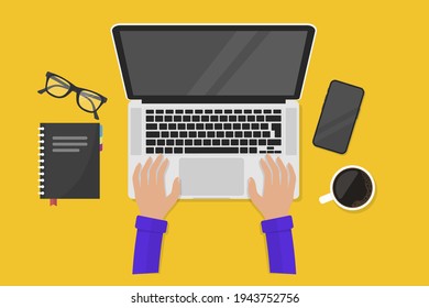 Arbeitsplatz und Arbeit am Laptop. Laptop und Hände auf der Tastatur. Arbeitsplatz für Unternehmen, Management und IT. Laptop, Mobiltelefon, Kaffeemaschine, Notebook und Brille. Geschäftsmann, der mit Laptop arbeitet