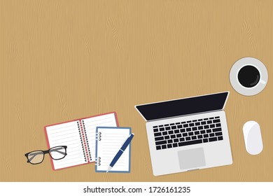 Arbeitsbereich mit Notebook, Brille und Kaffeetasse Kopierraum auf Holzboden. Top-Ansicht. 