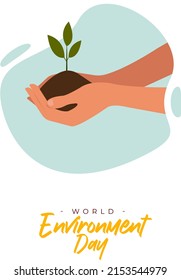Tipografía del Día Mundial del Medio Ambiente y En manos de un árbol, creciendo. Mano femenina sosteniendo un árbol pequeño.