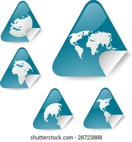 Iconos de mapas mundiales en formas de pegatinas triangulares