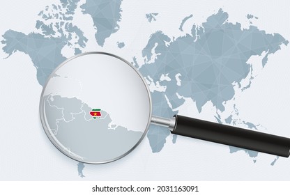 Mapa mundial con una lupa que apunta a Surinam. Mapa de Surinam con la bandera en el bucle. Ilustración vectorial.