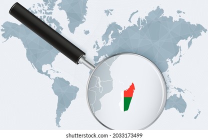 Mapa del mundo con una lupa apuntando a Madagascar. Mapa de Madagascar con la bandera en el círculo. Ilustración vectorial.