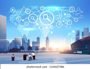 mapa del mundo zoom magnificación icono búsqueda red interfaz futurista seo conexión concepto skyline sunset cityscape fondo plano horizontal vector ilustración