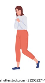 Carácter vector de color semiplano de mujer preocupada. Figura de caminata. Persona de cuerpo entero sobre blanco. Situaciones comunes y tareas diarias aisladas ilustración moderna de estilo de dibujos animados para el diseño gráfico y la animación