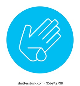 Icono de línea de palma herida para web, móvil e infografía. Icono de blanco vector en el círculo azul claro aislado en fondo blanco.