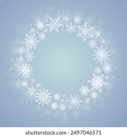 Corona de copos de nieve en las Navidades y el año Nuevo hecho de copos de nieve blancos brillantes. Decoración del marco del círculo de la celebración con los copos de nieve. Invitación festiva del saludo - Anuncio, cartel, fondo