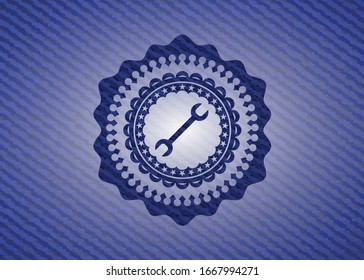 emblema interior del icono de llave con fondo de jean