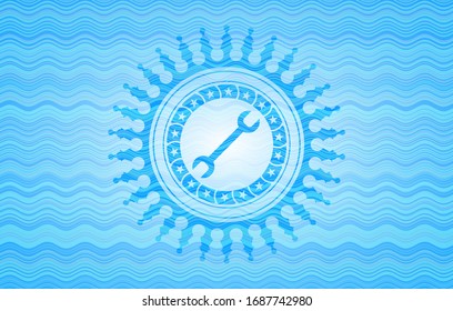 Icono de llave dentro del emblema del estilo de agua azul claro.