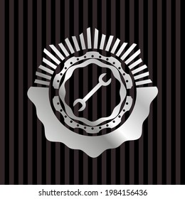 icono de llave en el interior del emblema de plata. 