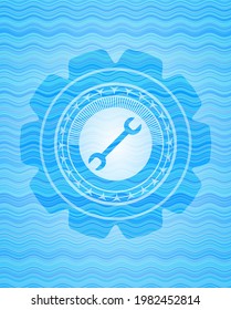 icono de llave en el fondo del emblema de la representación de agua. 