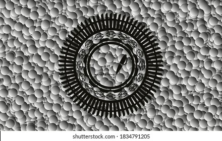 Schriftsymbol in realistischem dunklem Emblem mit grauem Hintergrund. Vektorgrafik. Detaillierte Angaben. 