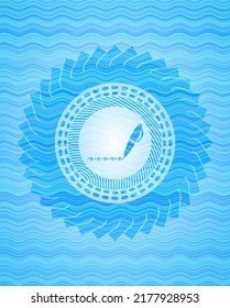 Schriftstellersymbol in hellblauem Wasser symbolisiert Hintergrund. 