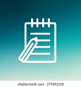 Cuaderno de escritura con línea delgada del icono del lápiz para web y móvil, moderno diseño minimalista plano. Icono blanco vectorial en el fondo de malla gradiente.