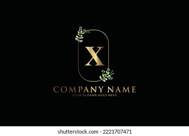 X Schönheitsvektorlogo, Goldene Blumenbriefe mit Blumenblättern und Goldplatter einzeln auf weißem Hintergrund. Vektorgrafik für Hochzeiten, Grußkarten, Einladungen, Vorlagendesign