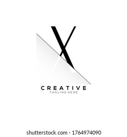 Design des Logos mit schwarzem Buchstaben und Kreativpapier