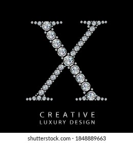 X Rautenbriefe, Vektorgrafik. Weißes Edelsteinlogo für Ihr Luxusgeschäft, Ihr Casino, Ihren Schmuck oder Ihre Website. Oberer Brief mit vielen funkelnden Diamanten einzeln auf schwarzem Hintergrund.