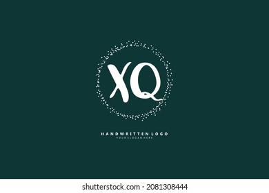 Logo de X Q XQ, escritura manuscrita con letras iniciales o manuscrita para la identidad. Logo con firma y estilo dibujado a mano.