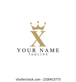 Logo de X simple letra en monograma dorado. Diseño de iconos creativos con corona king para empresas de lujo y negocios