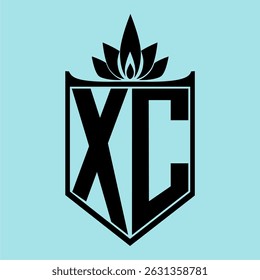 Logotipo XC apresentando um design minimalista com um símbolo de flor tipo coroa em cima, elementos pretos em negrito e um fundo azul suave, perfeito para a marca e identidade visual moderna.