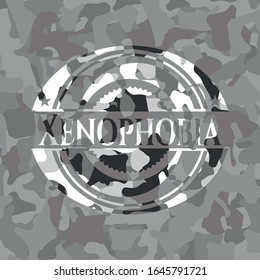 Xenophobie auf grauem Camo-Muster