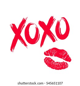 XOXO (объятия и поцелуи) кисть надписи и помада поцелуй на белом фоне. Векторная иллюстрация