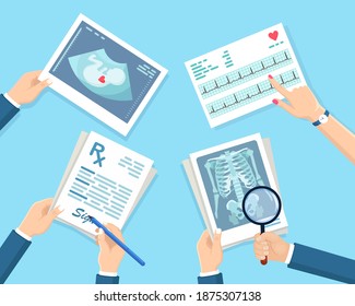 Fotograma de cuerpo humano y lupa en la mano de un médico. Roentgen de hueso torácico. El médico realiza ecografías del bebé, diagrama de ritmo del latido cardíaco, cardiograma, forma de prescripción de rx. 